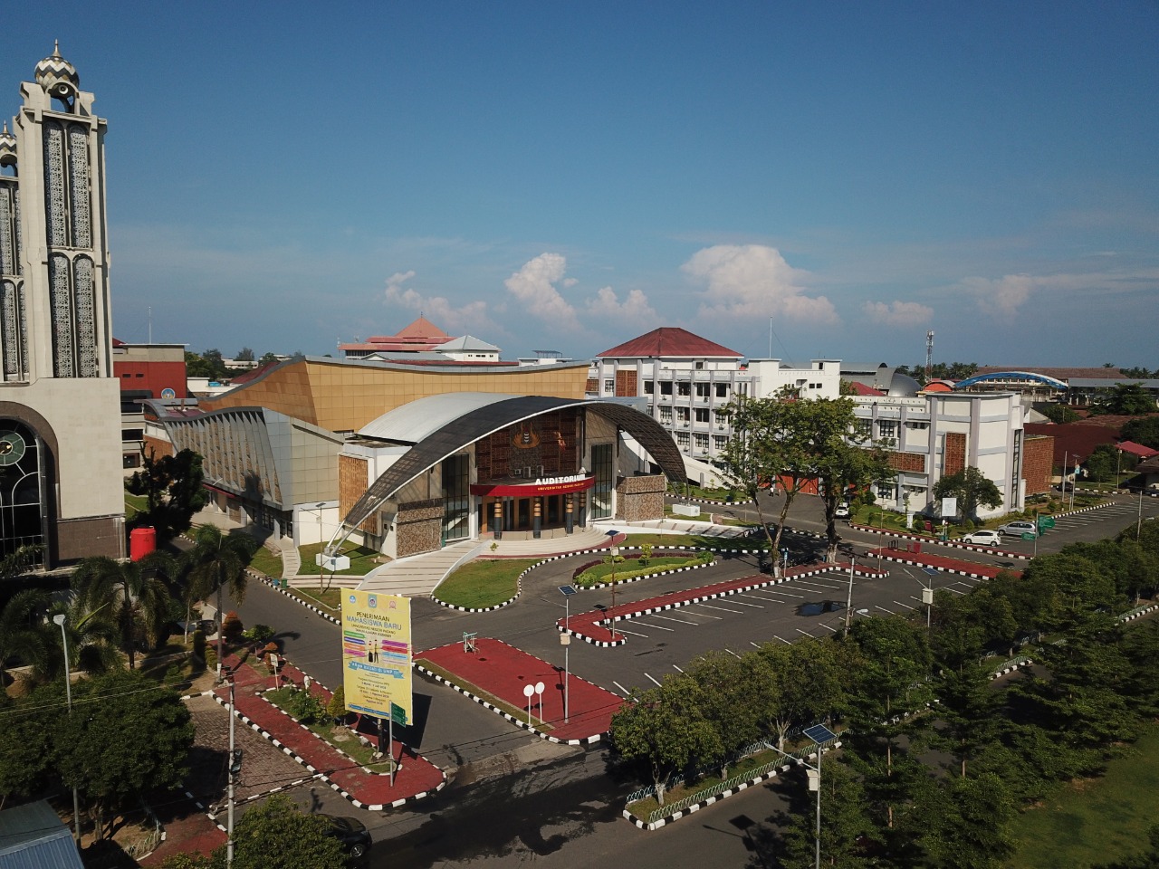 Foto depan Auditorium UNP