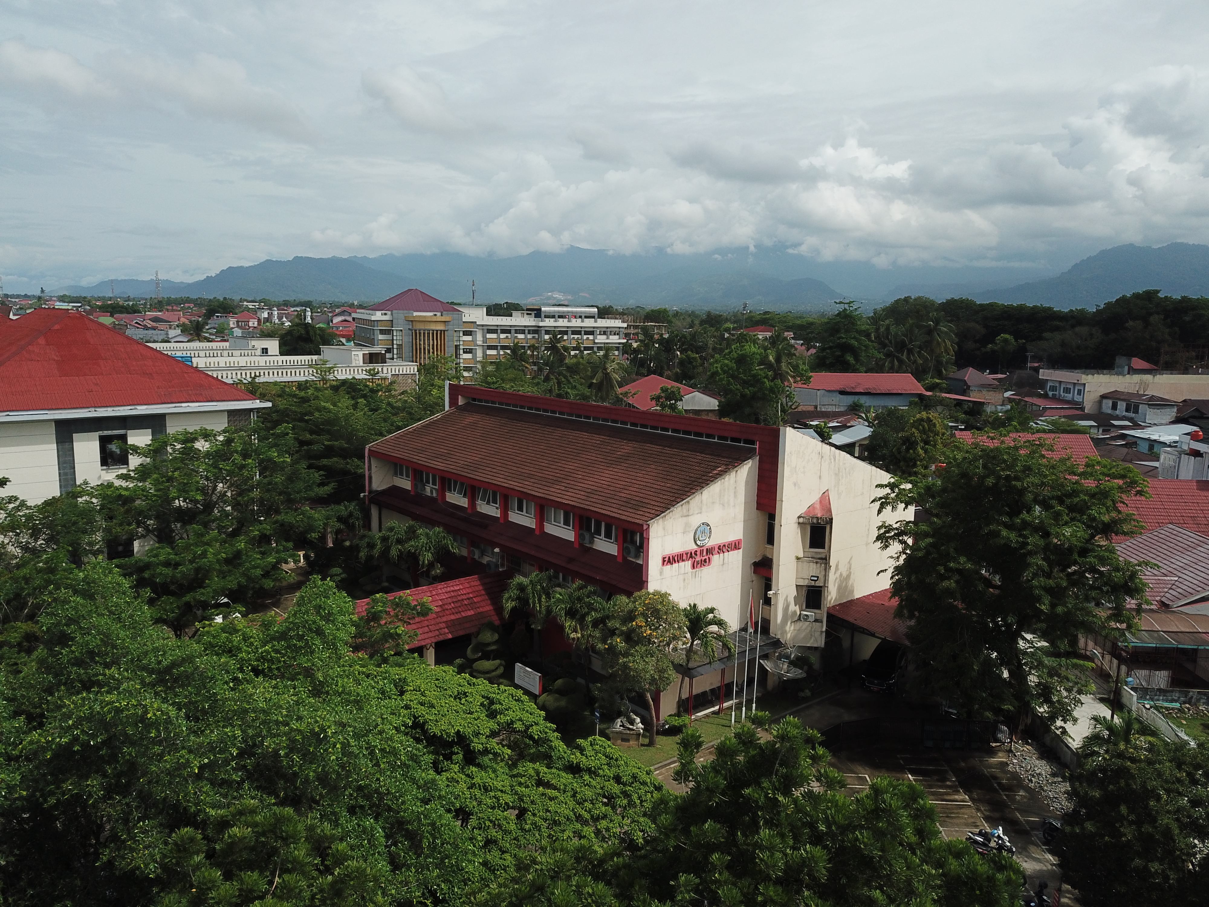 Foto depan Gedung Dekanat FIS