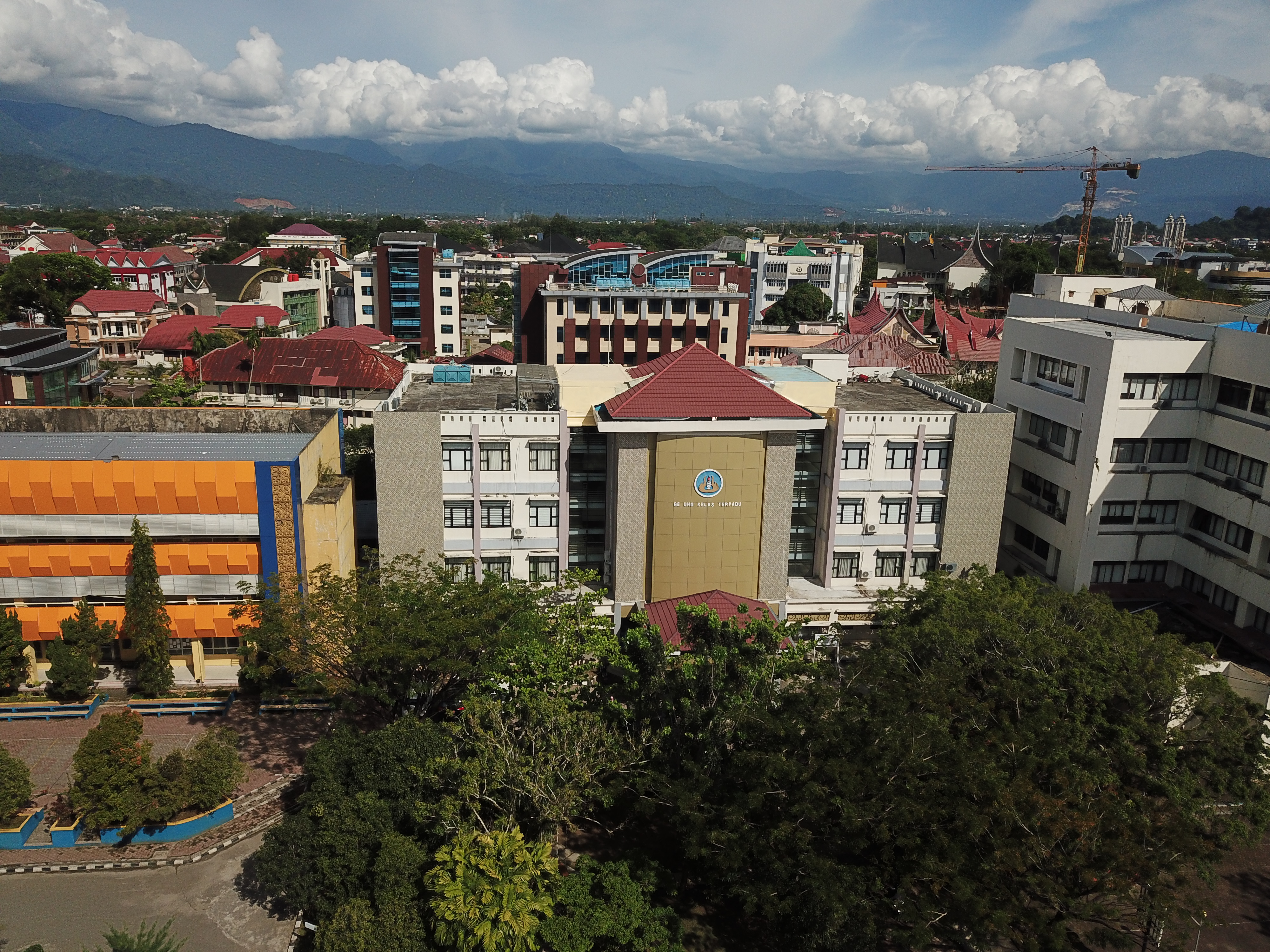 Foto depan Gedung Dekanat FMIPA