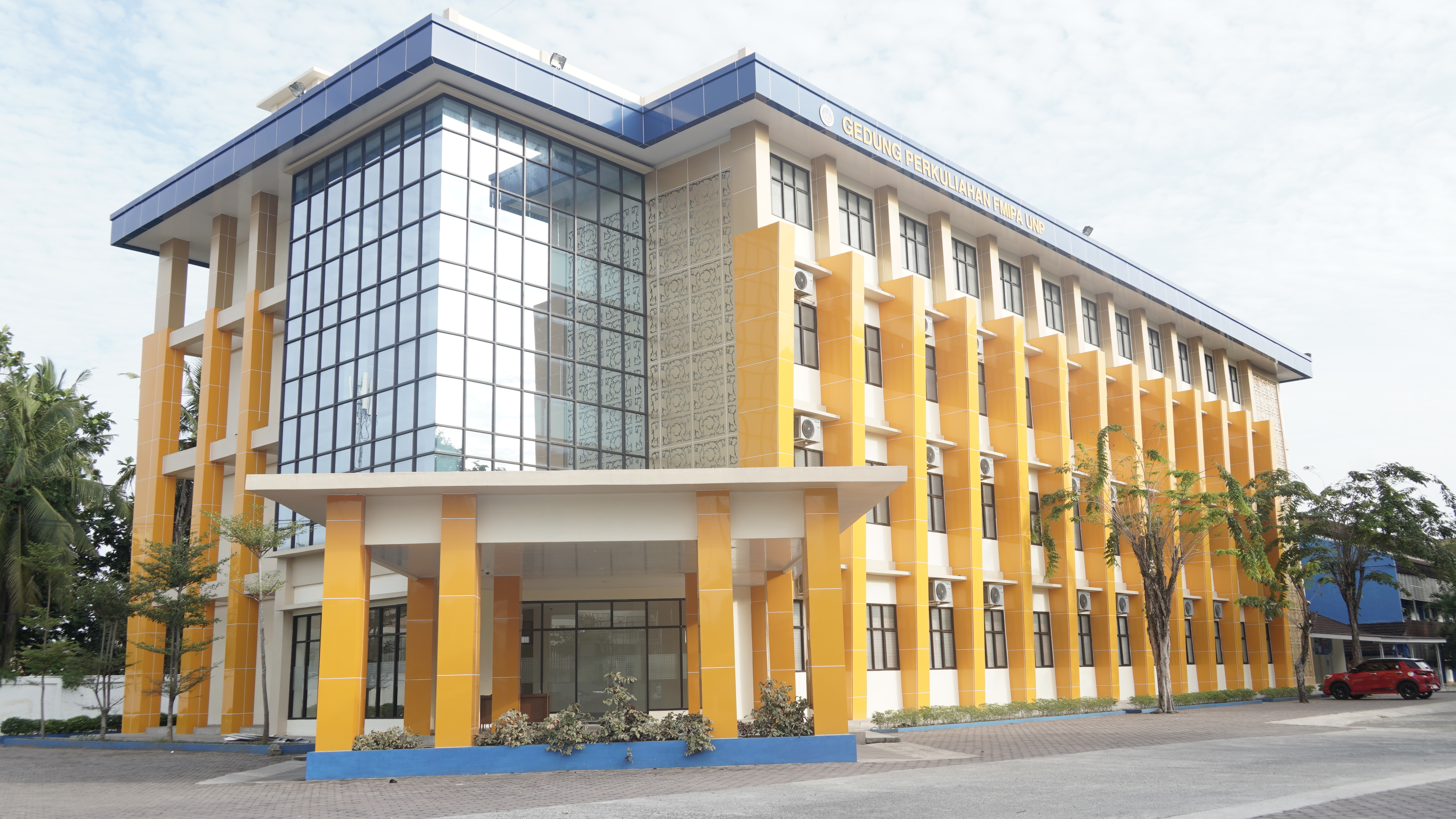 Foto depan Gedung Perkuliahan FMIPA B