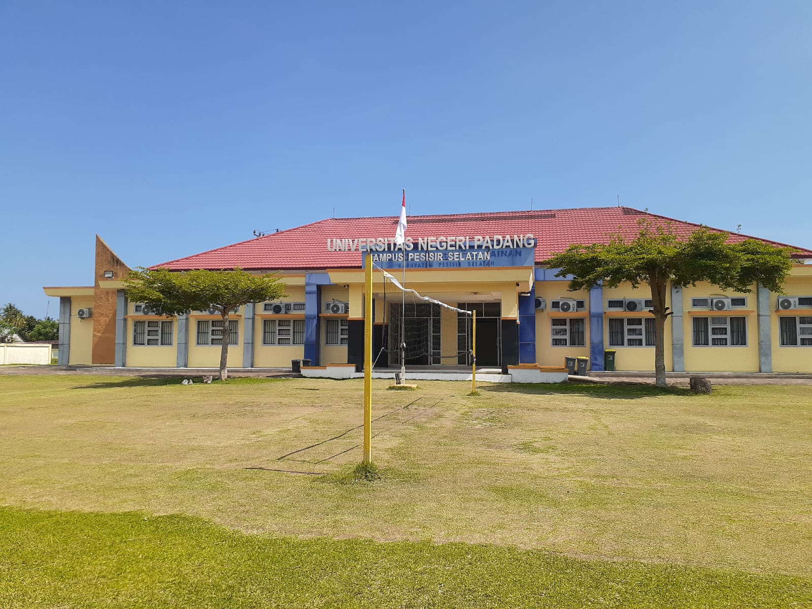 Foto depan Gedung Kuliah FT Painan