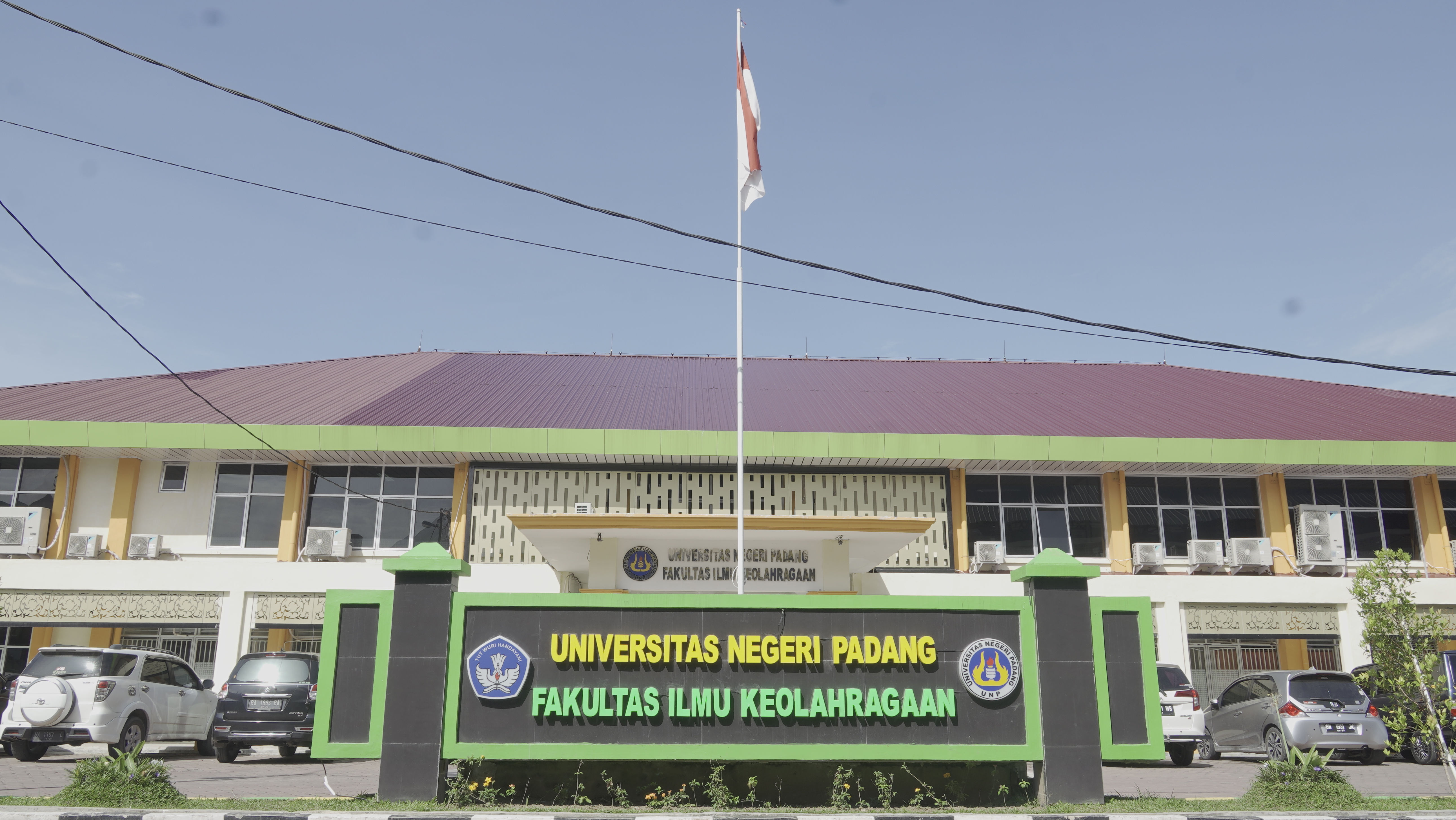 Foto depan Gedung Dekanat FIK