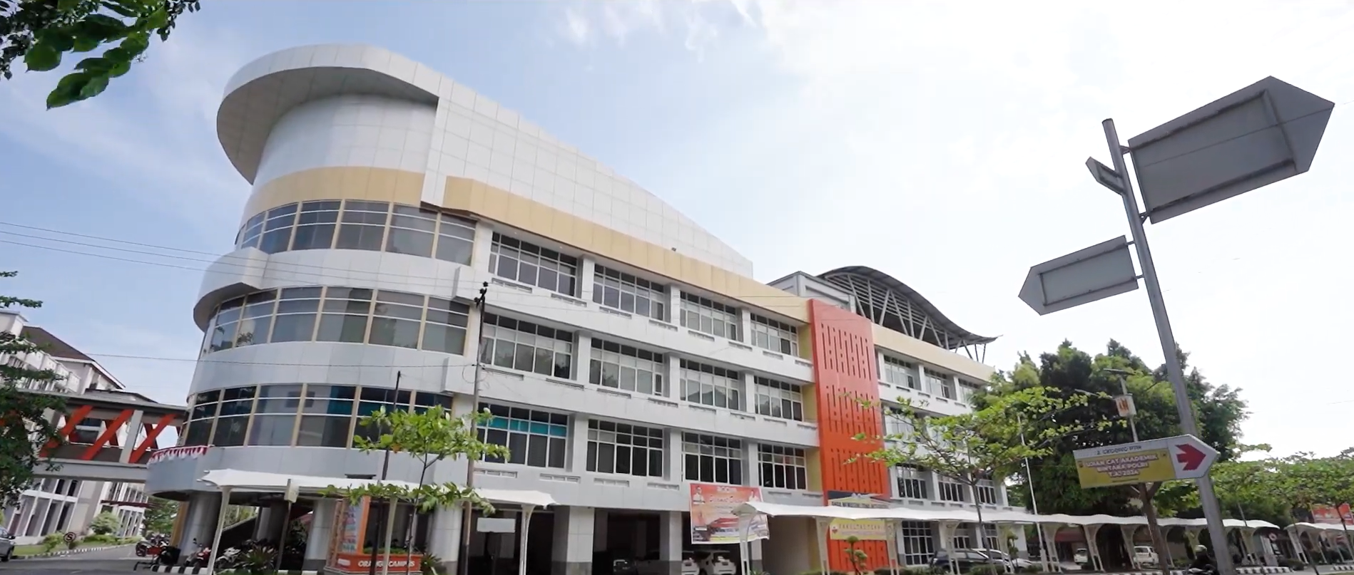 Foto depan Gedung Dekanat FT