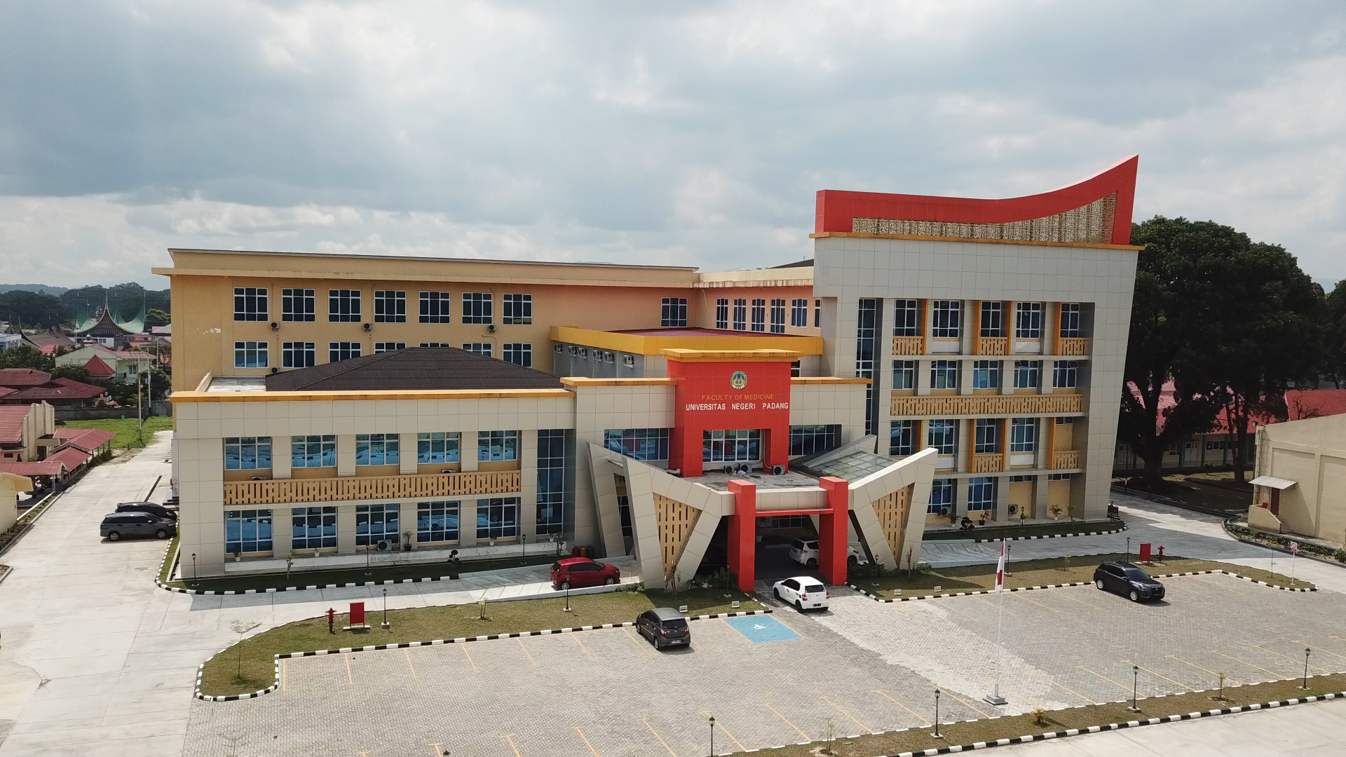 Foto depan Gedung Dekanat FK