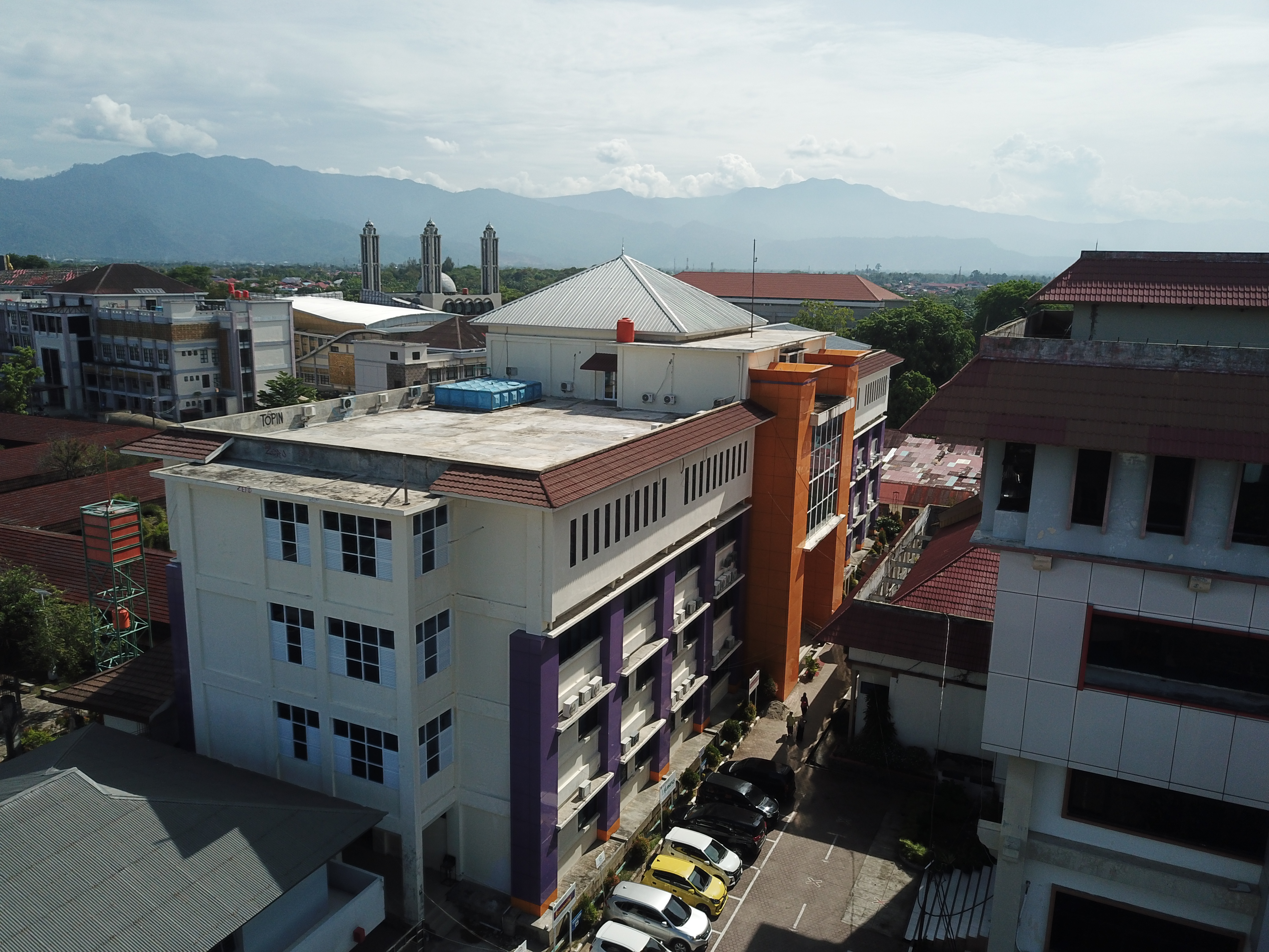 Foto depan Gedung B FBS