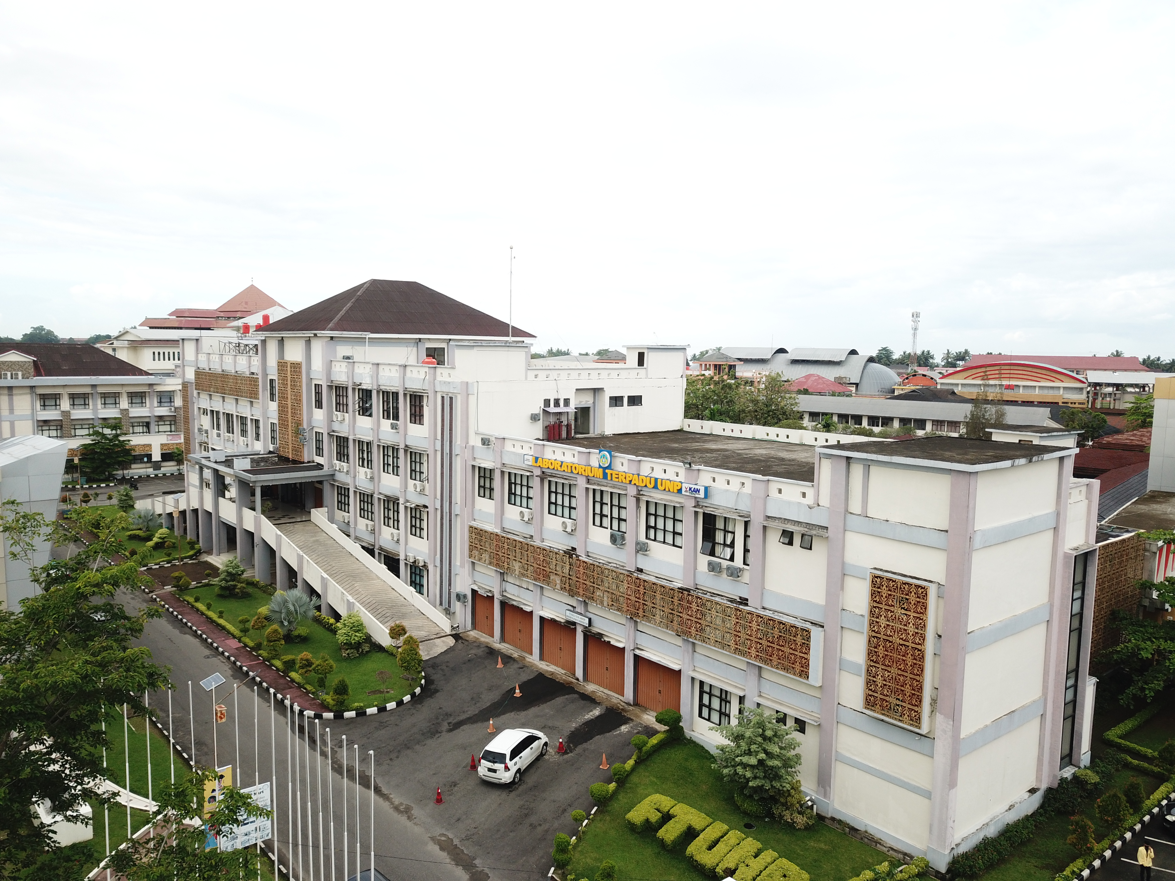 Foto depan Laboratorium Terpadu FT