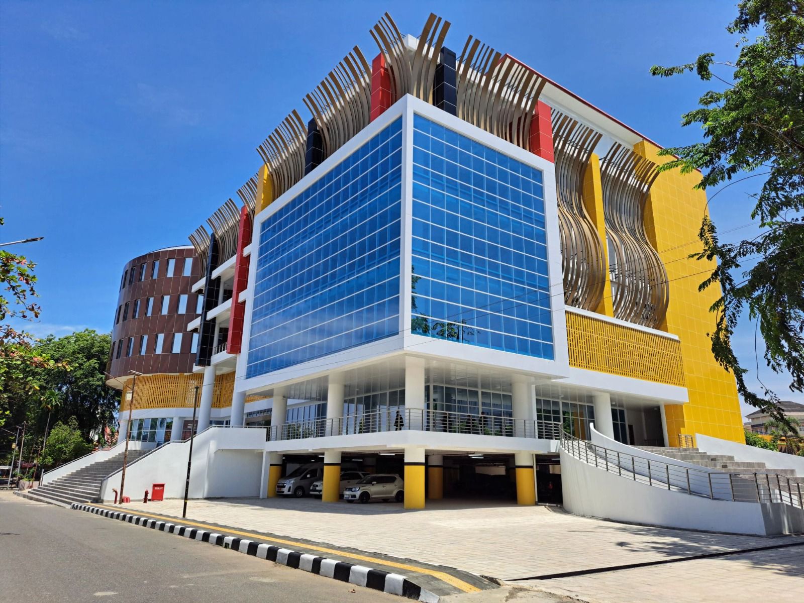 Foto depan Gedung Pusat Informasi dan Perpustakaan Digital UNP