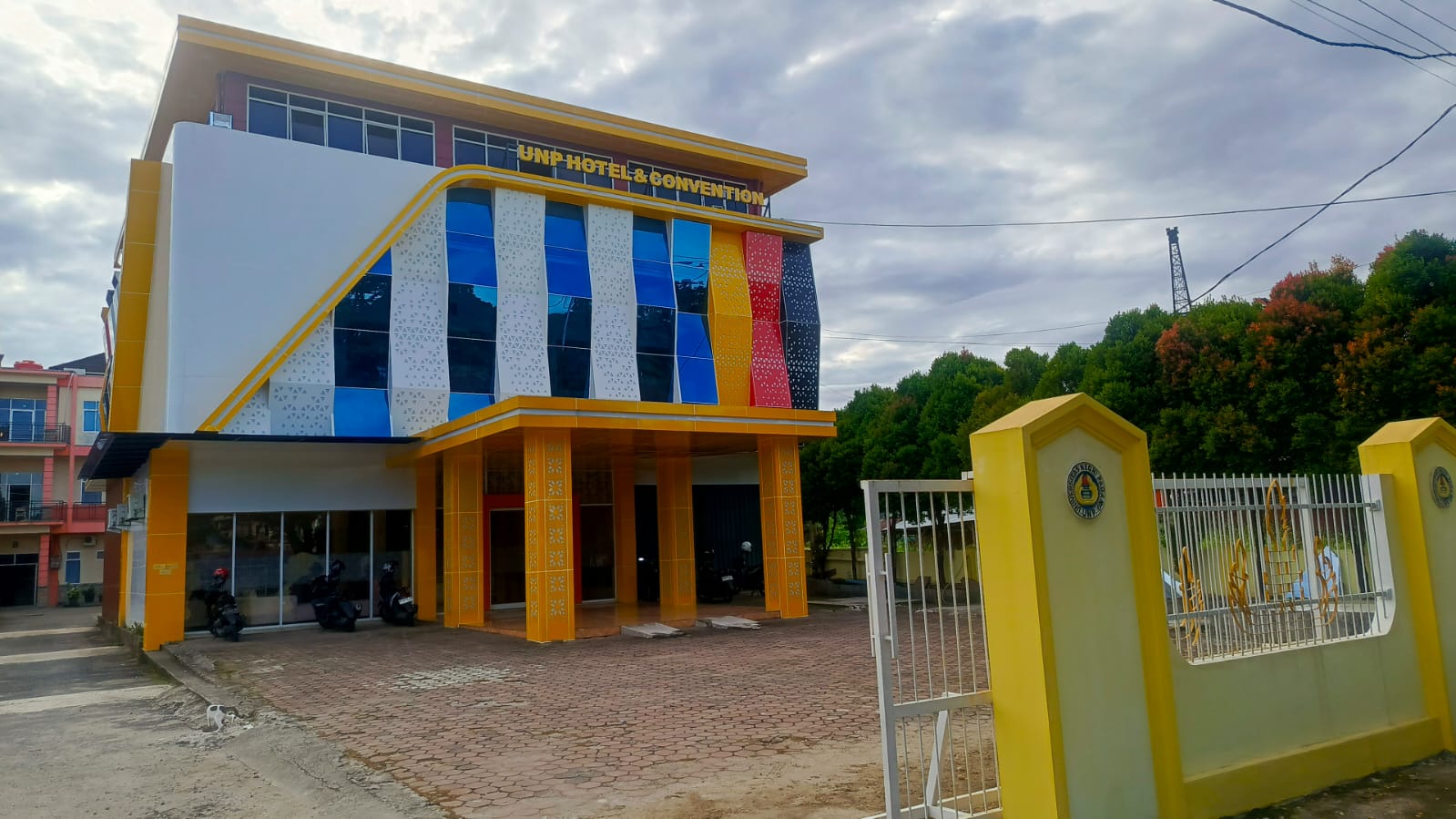 Foto depan Gedung Kantor UNP Hotel Bypass
