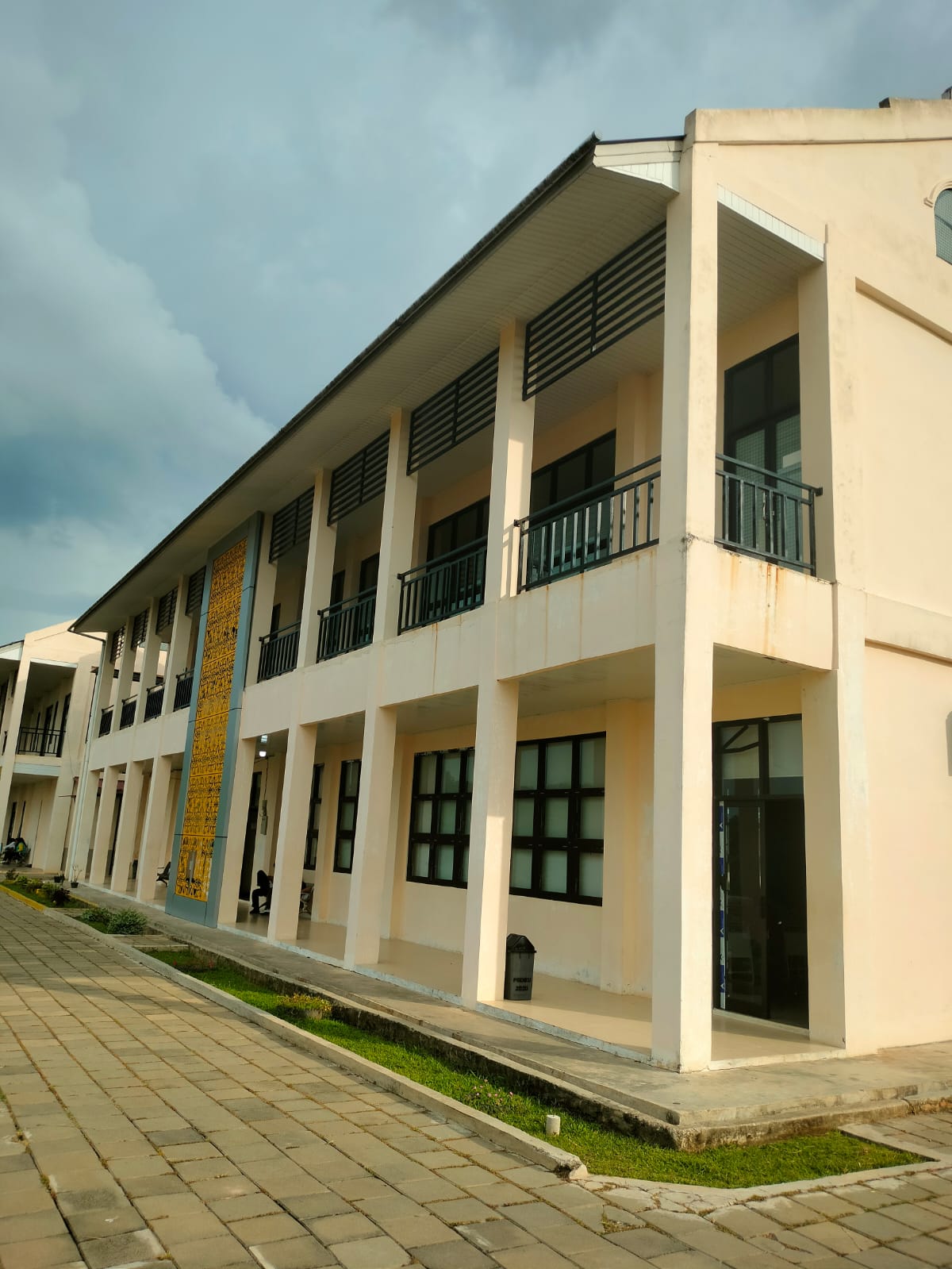 Foto depan Gedung Laboratorium dan Kantor Vokasi Sawahlunto