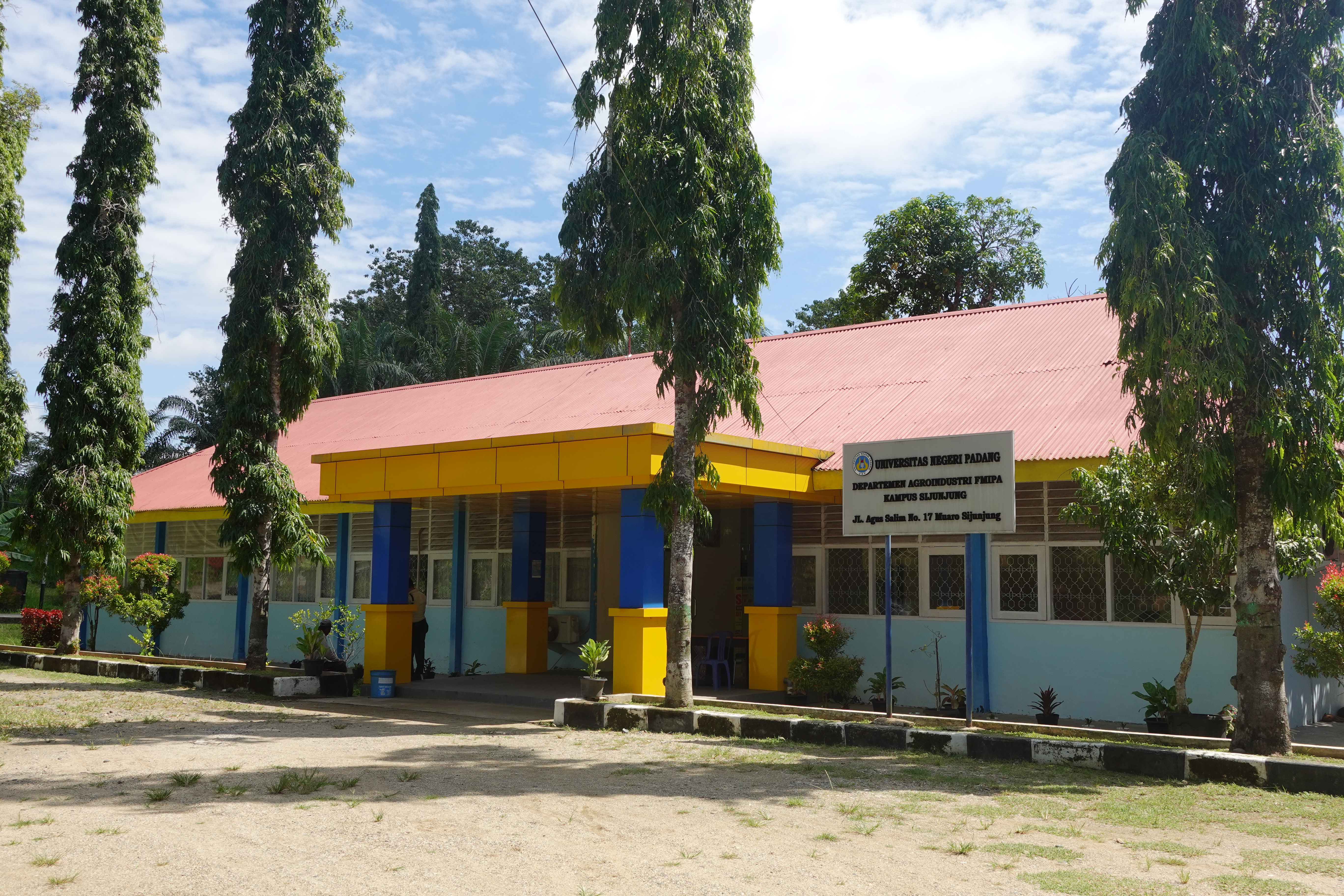 Foto depan Gedung Kantor FMIPA Sijunjung