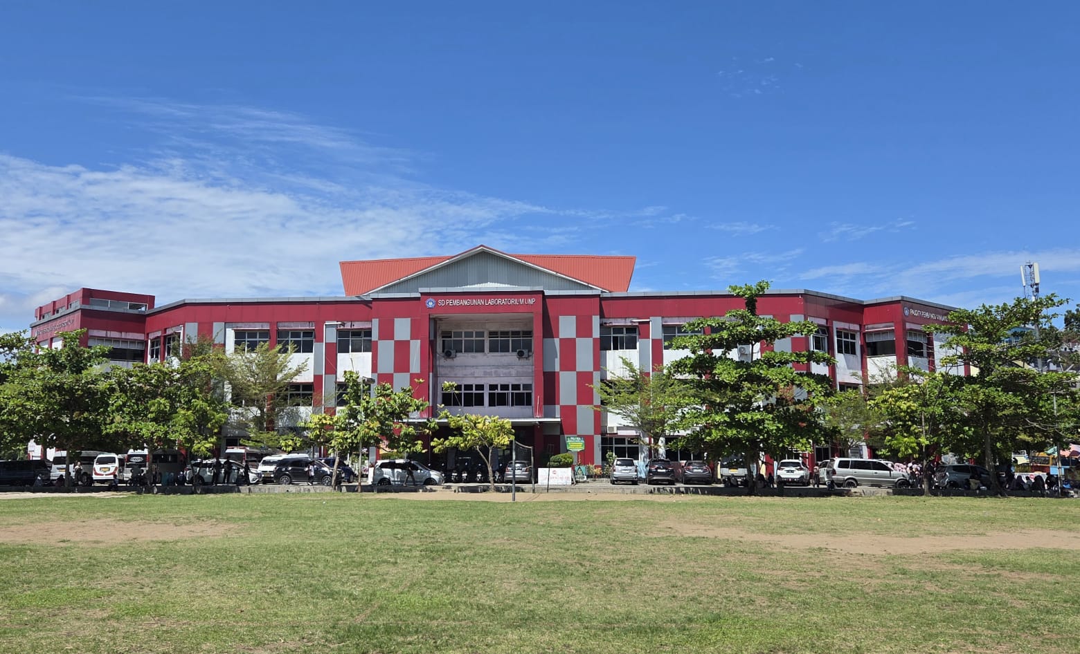 Foto depan Sekolah TK-SD-SMK Laboratorium