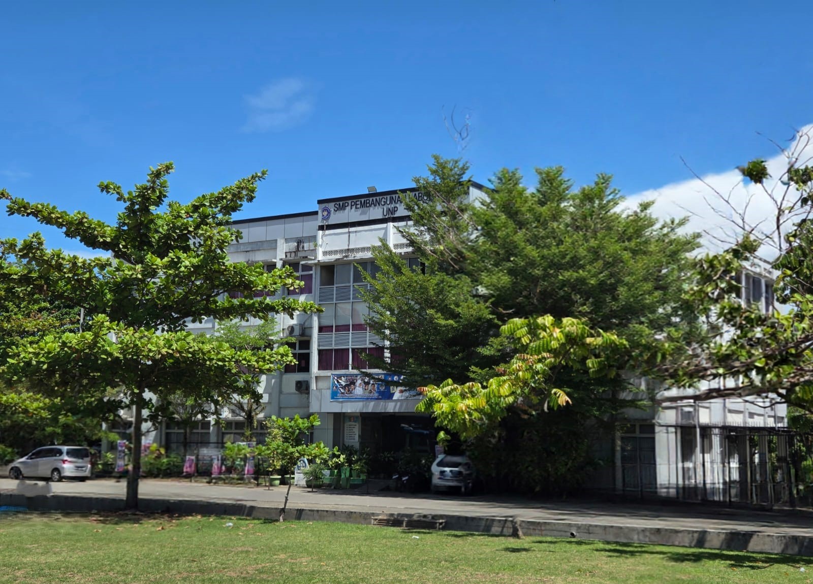 Foto depan Sekolah SMP Laboratorium
