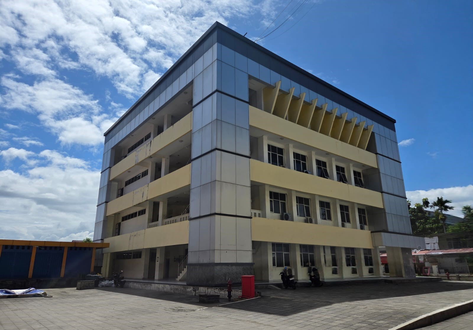 Foto depan Gedung MKU A
