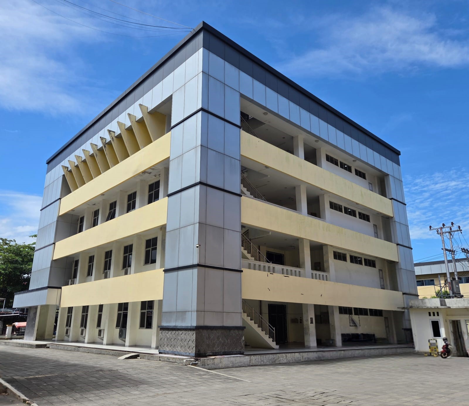 Foto depan Gedung MKU B