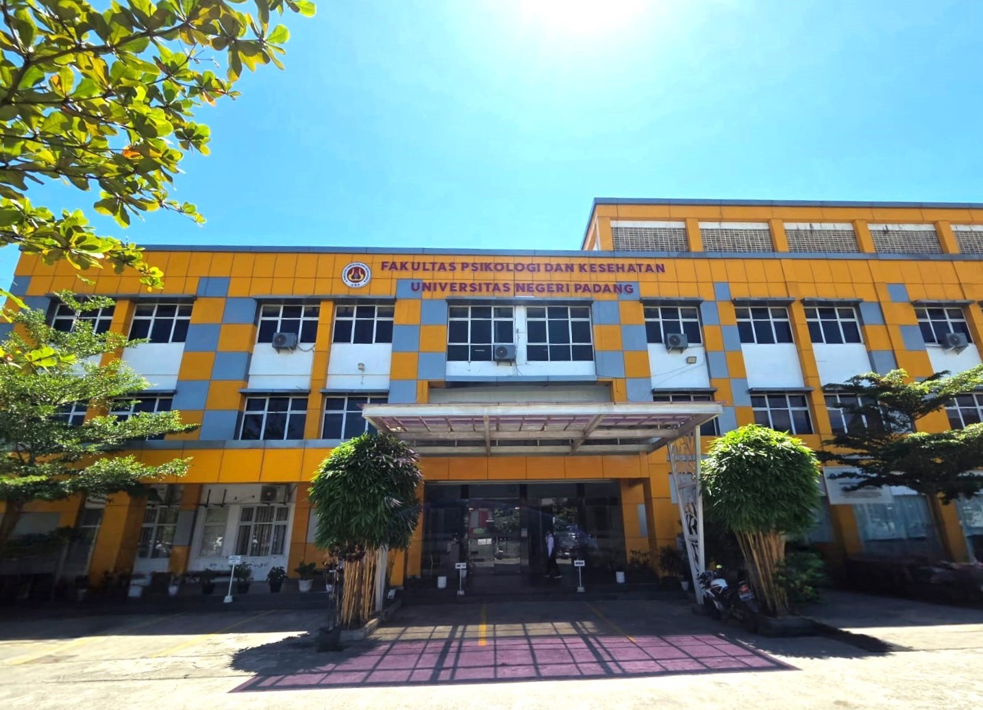 Foto depan Gedung Dekanat FPK