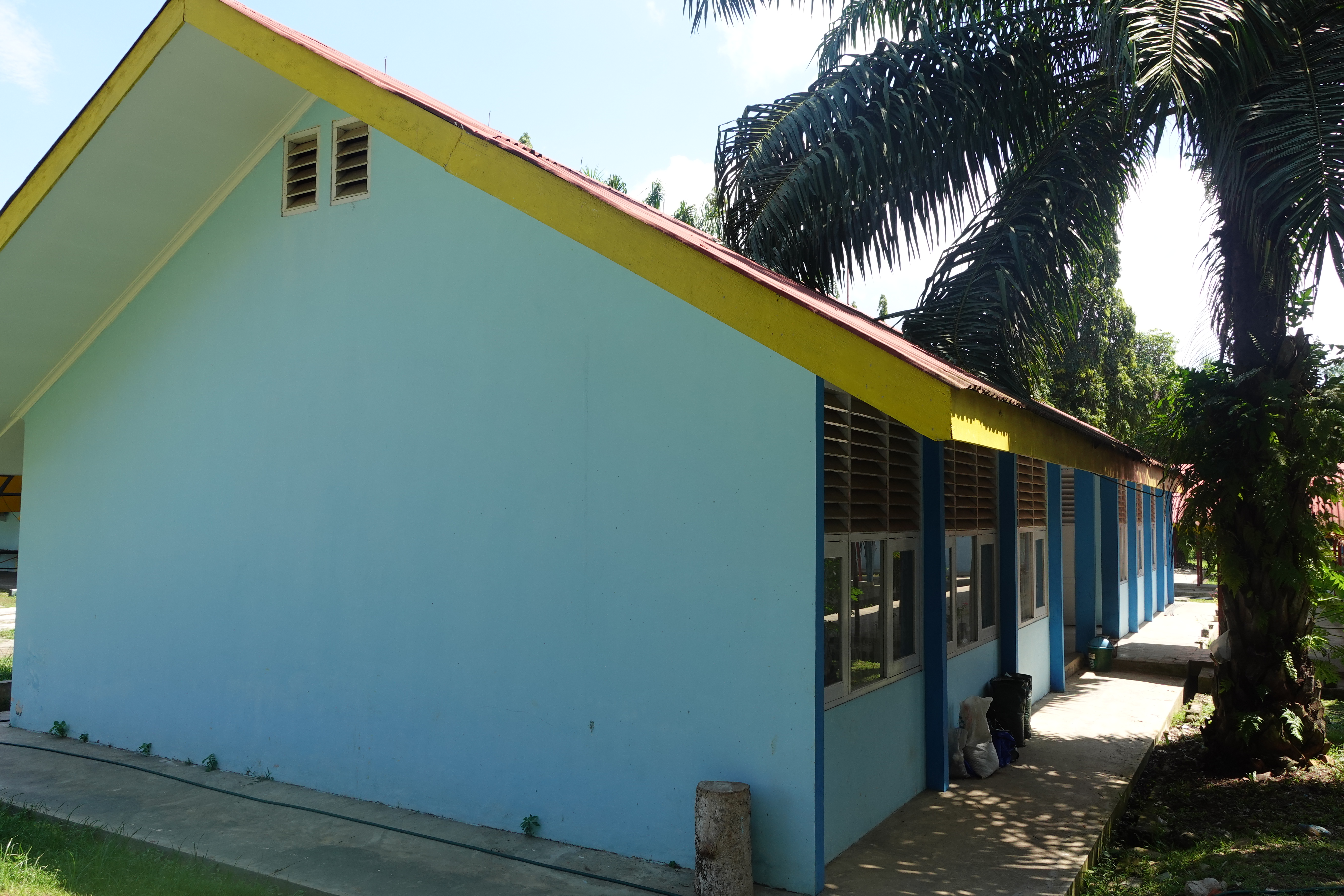 Foto depan Laboratorium Kimia dan Biologi FMIPA Sijunjung