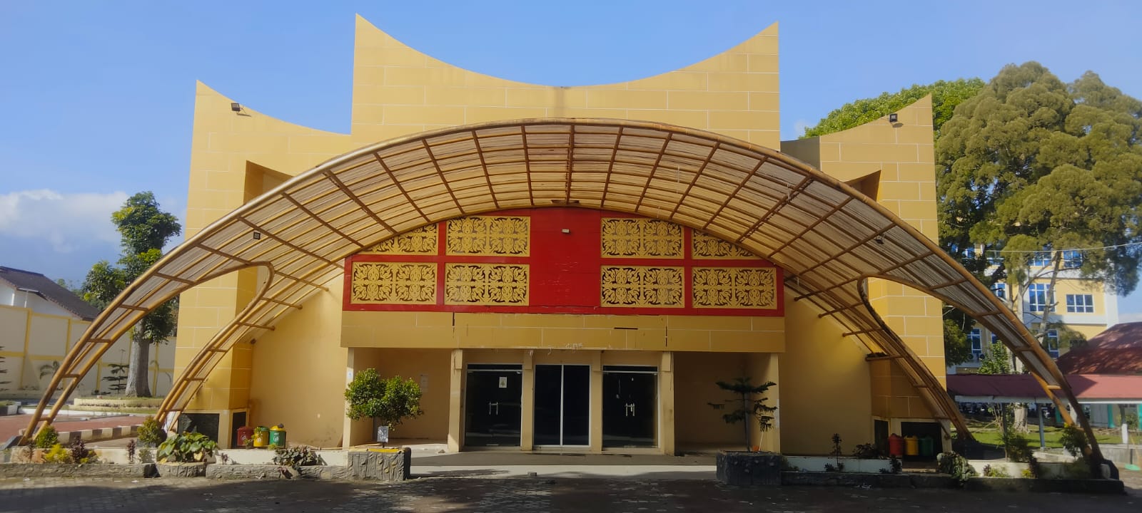 Foto depan Gedung Auditorium FK