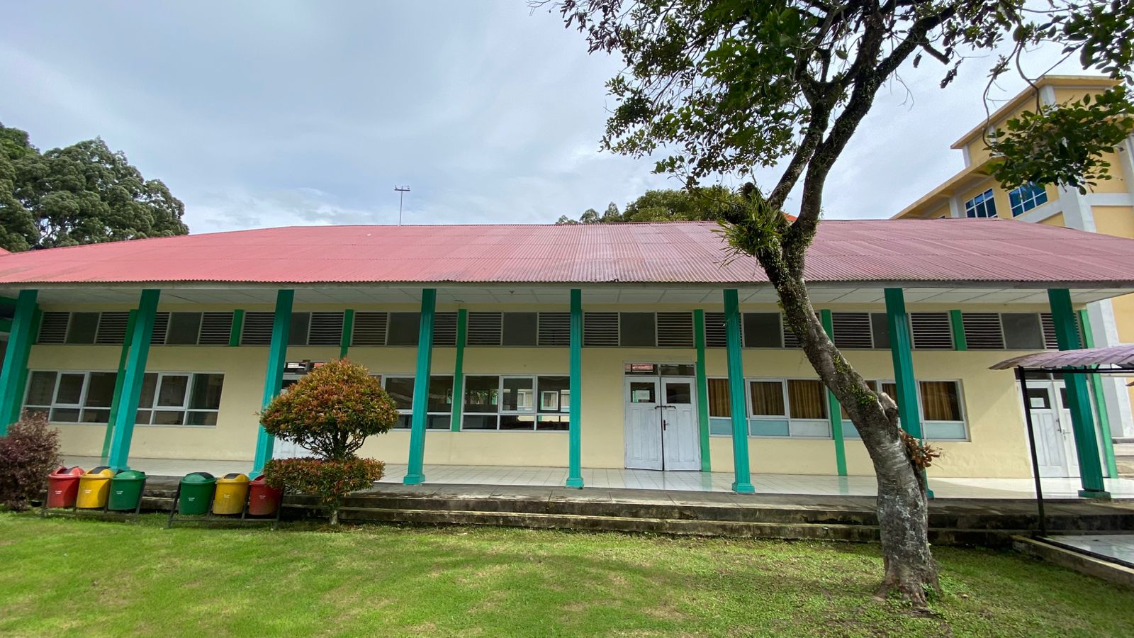 Foto depan Laboratorium PKH FK