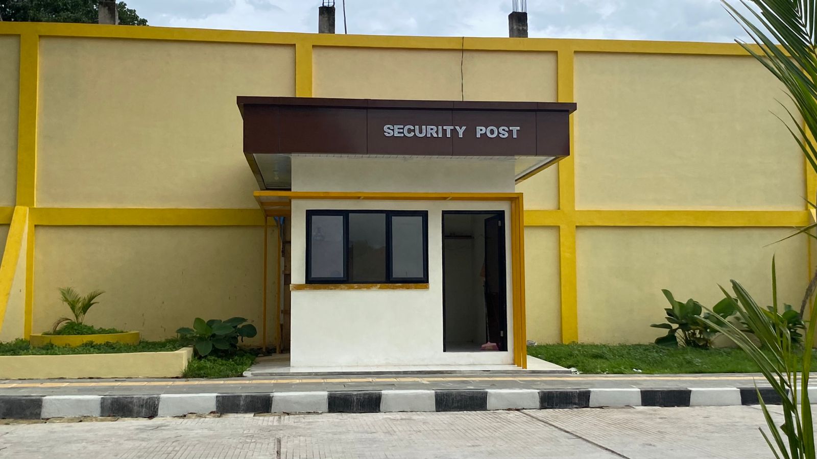 Foto depan Pos Satpam Gerbang Utama FK
