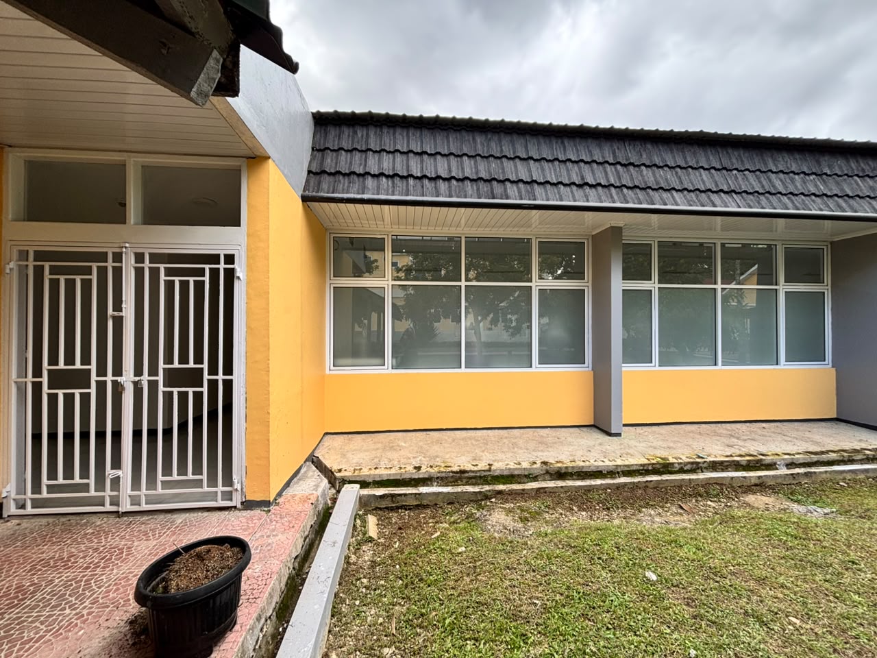 Foto depan Laboratorium PKG FK 2