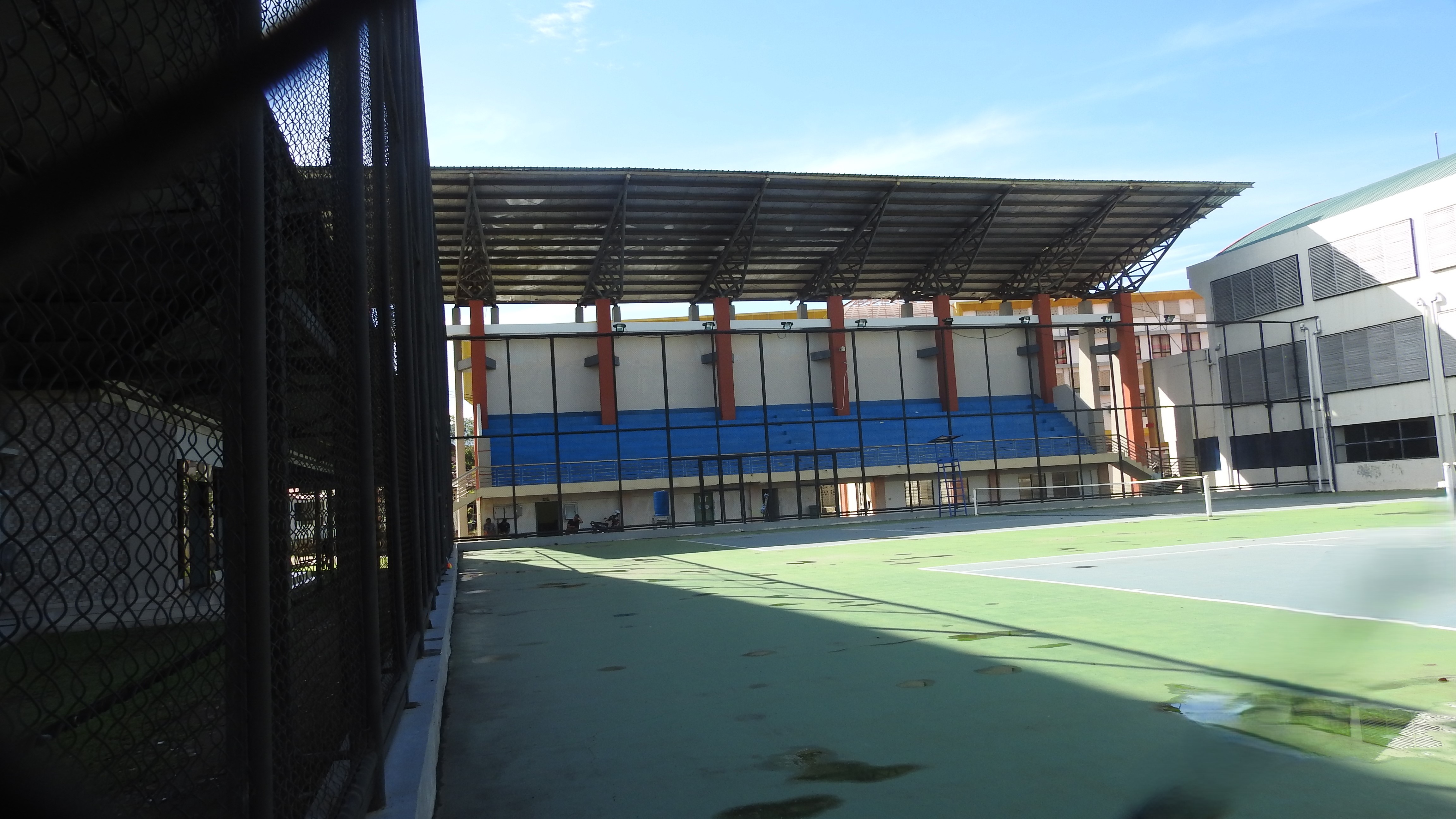 Foto depan Tribun Lapangan Tennis Outdoor FIK