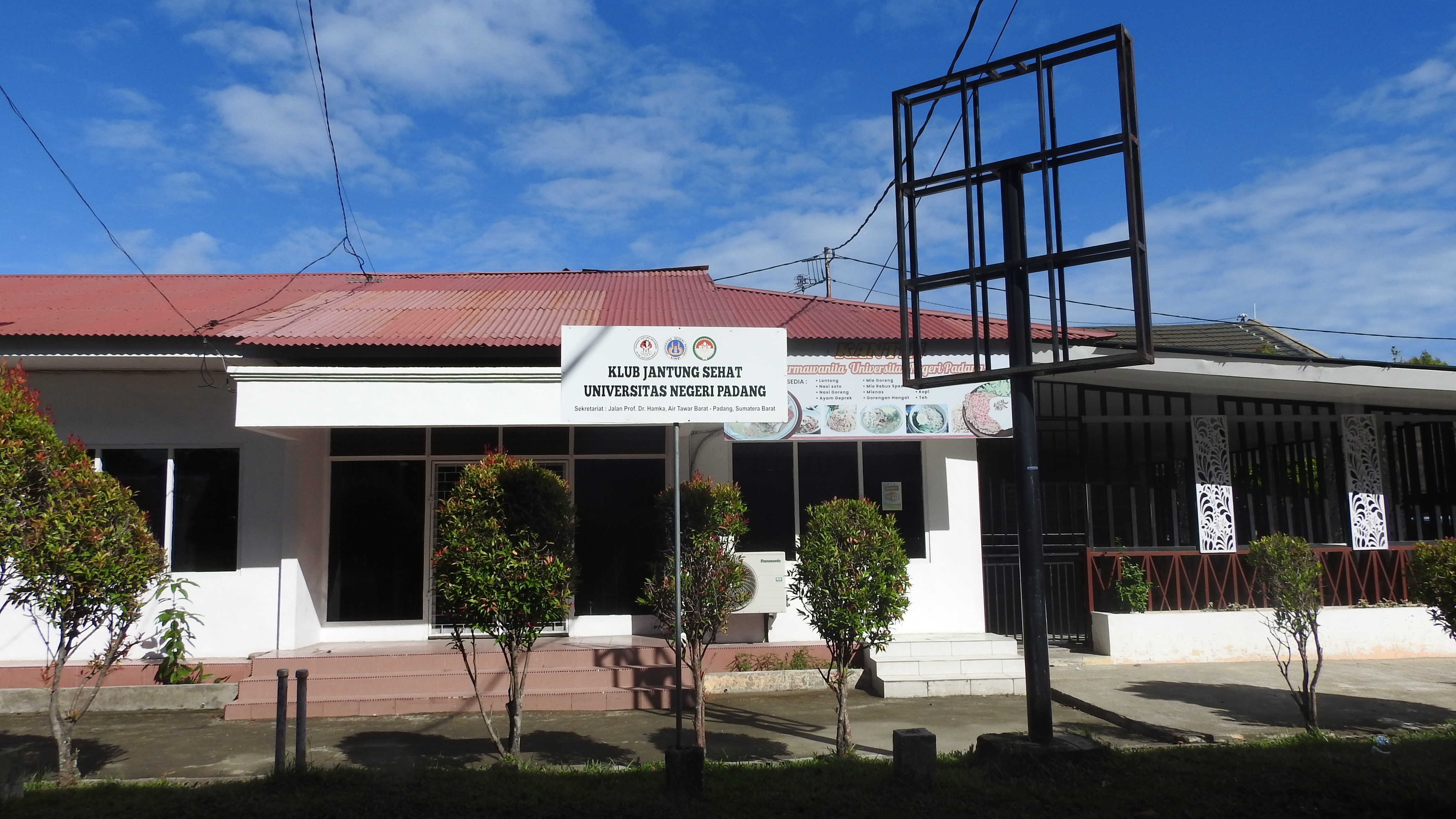 Foto depan Gedung Dharma Wanita UNP