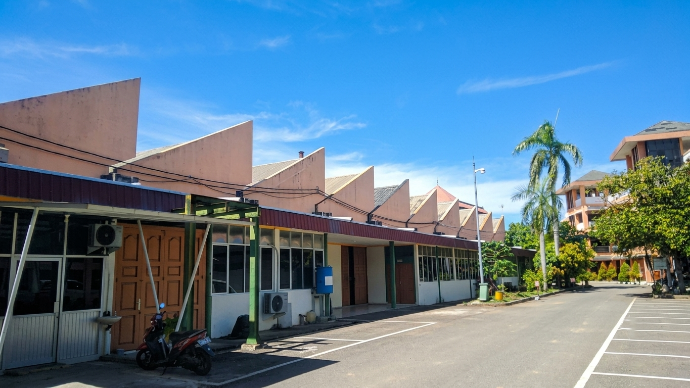 Foto depan Gedung Workshop Otomotif, Mesin dan Elektro FT