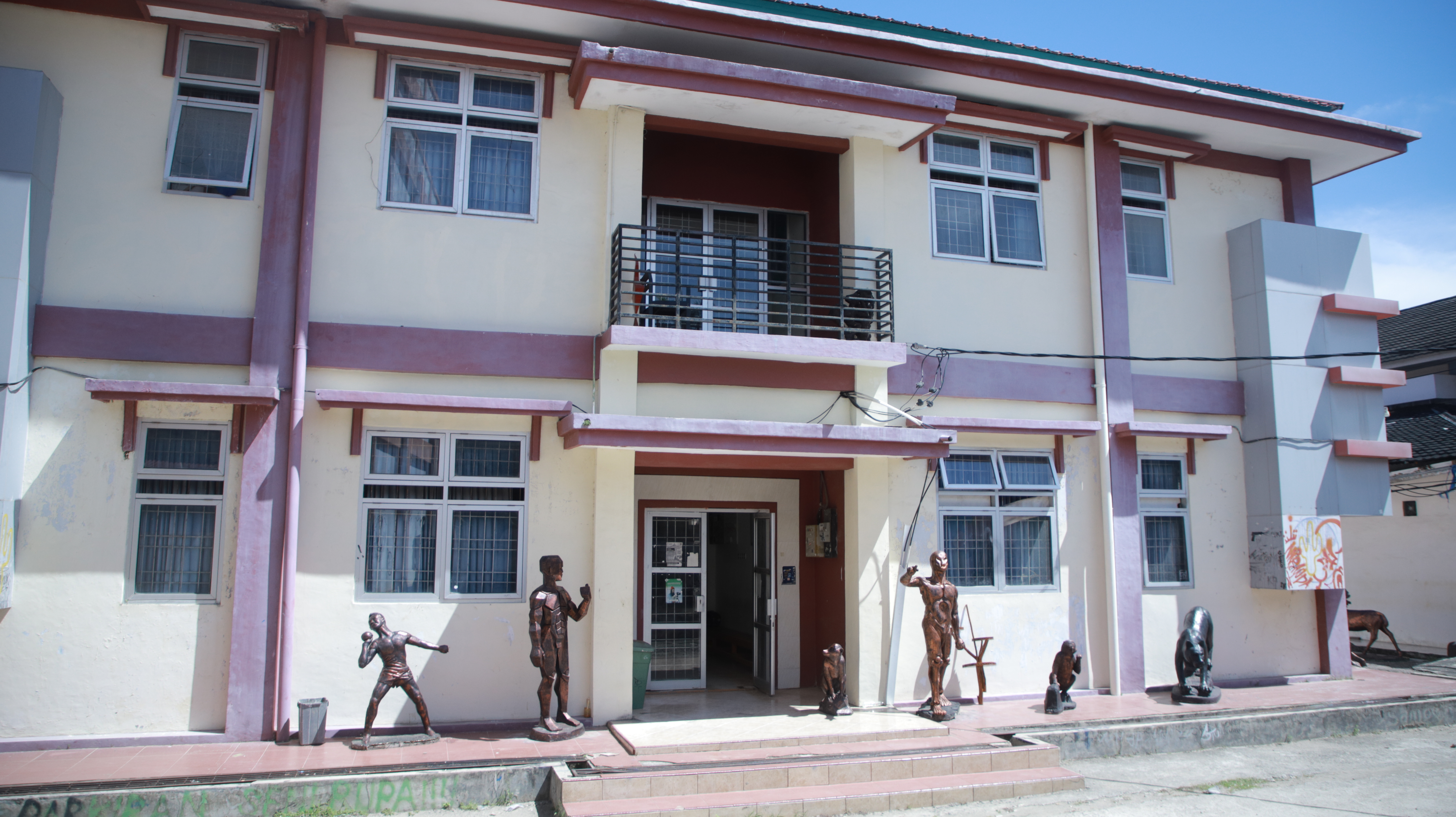 Foto depan Gedung E FBS