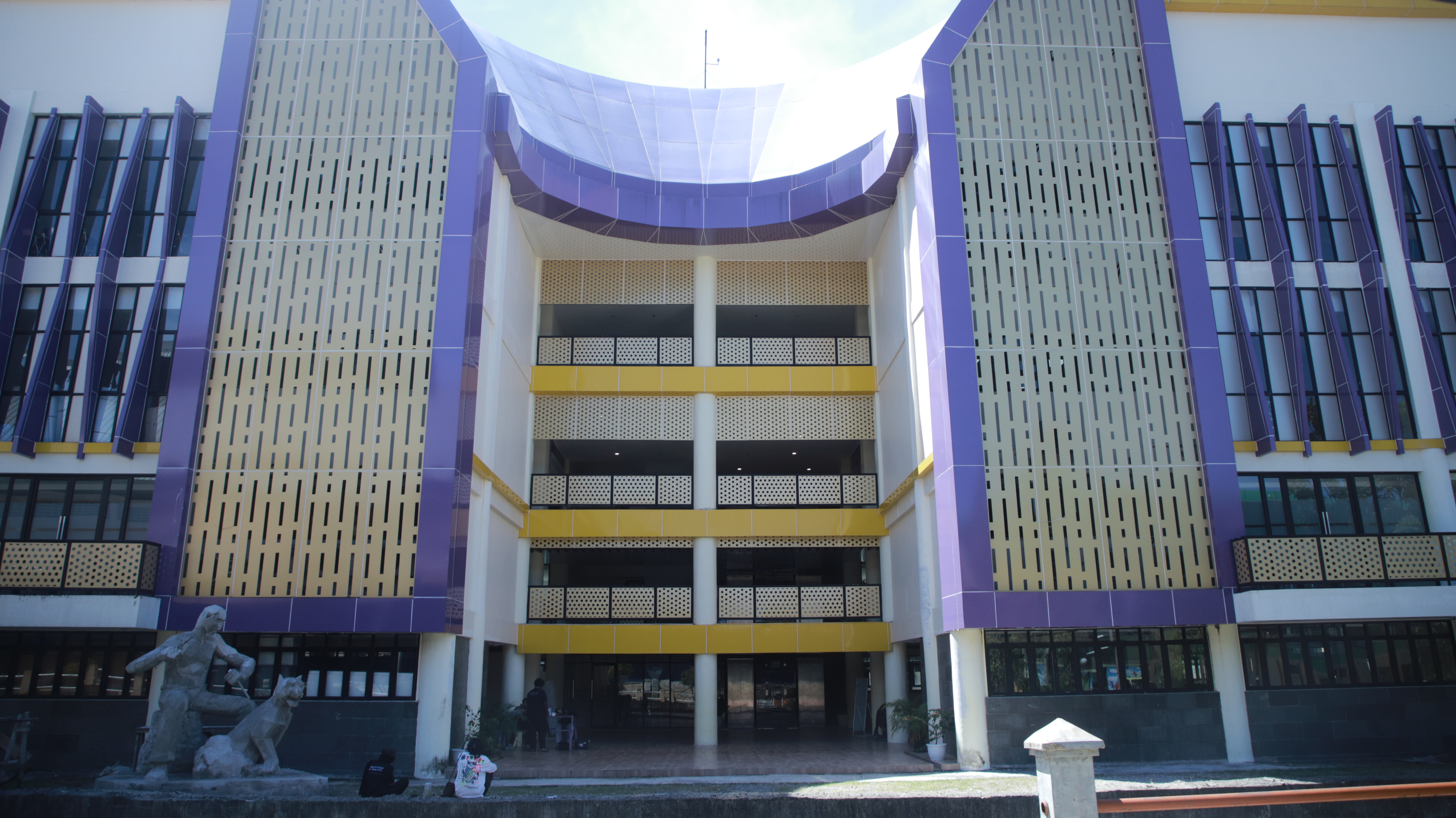 Foto depan Gedung D FBS