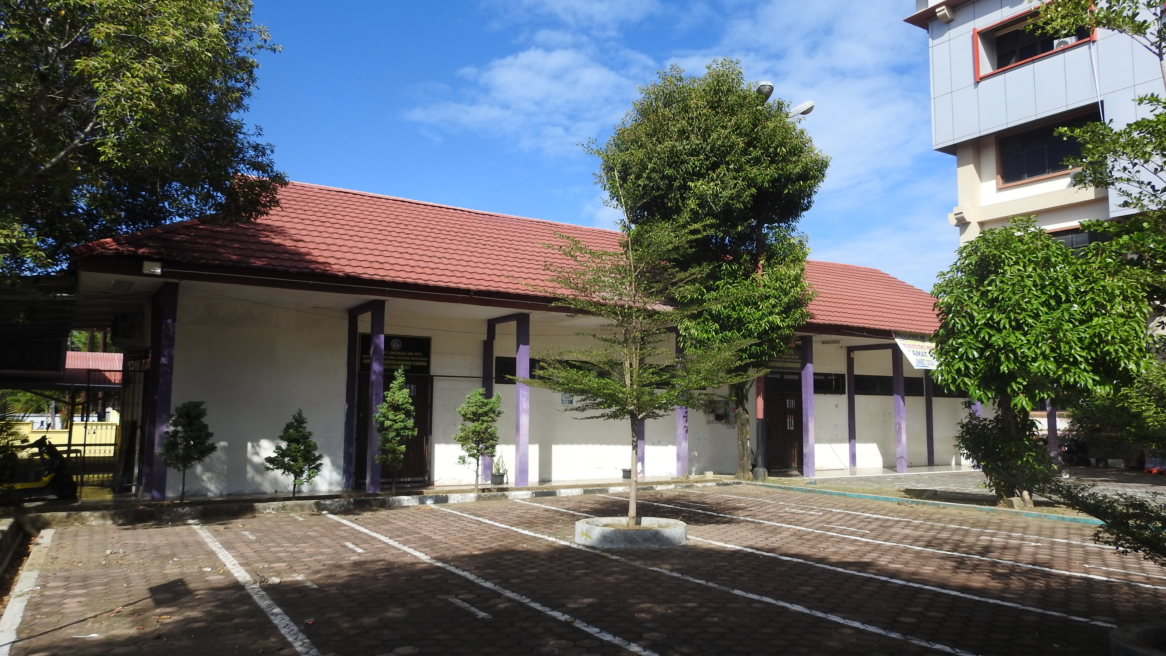 Foto depan Gedung F FBS