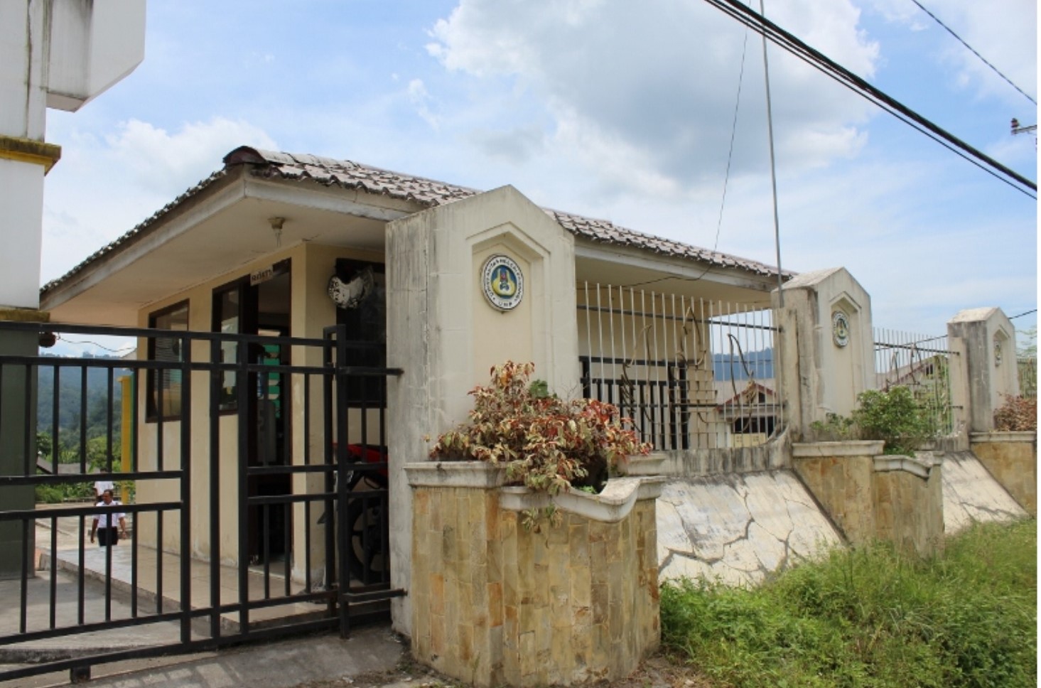 Foto depan Pos Satpam FIP Bandar Buat
