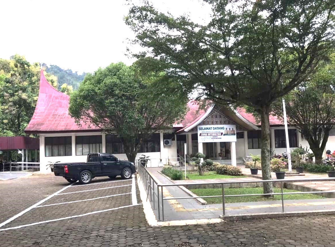 Foto depan Gedung Kantor FIP Limau Manis