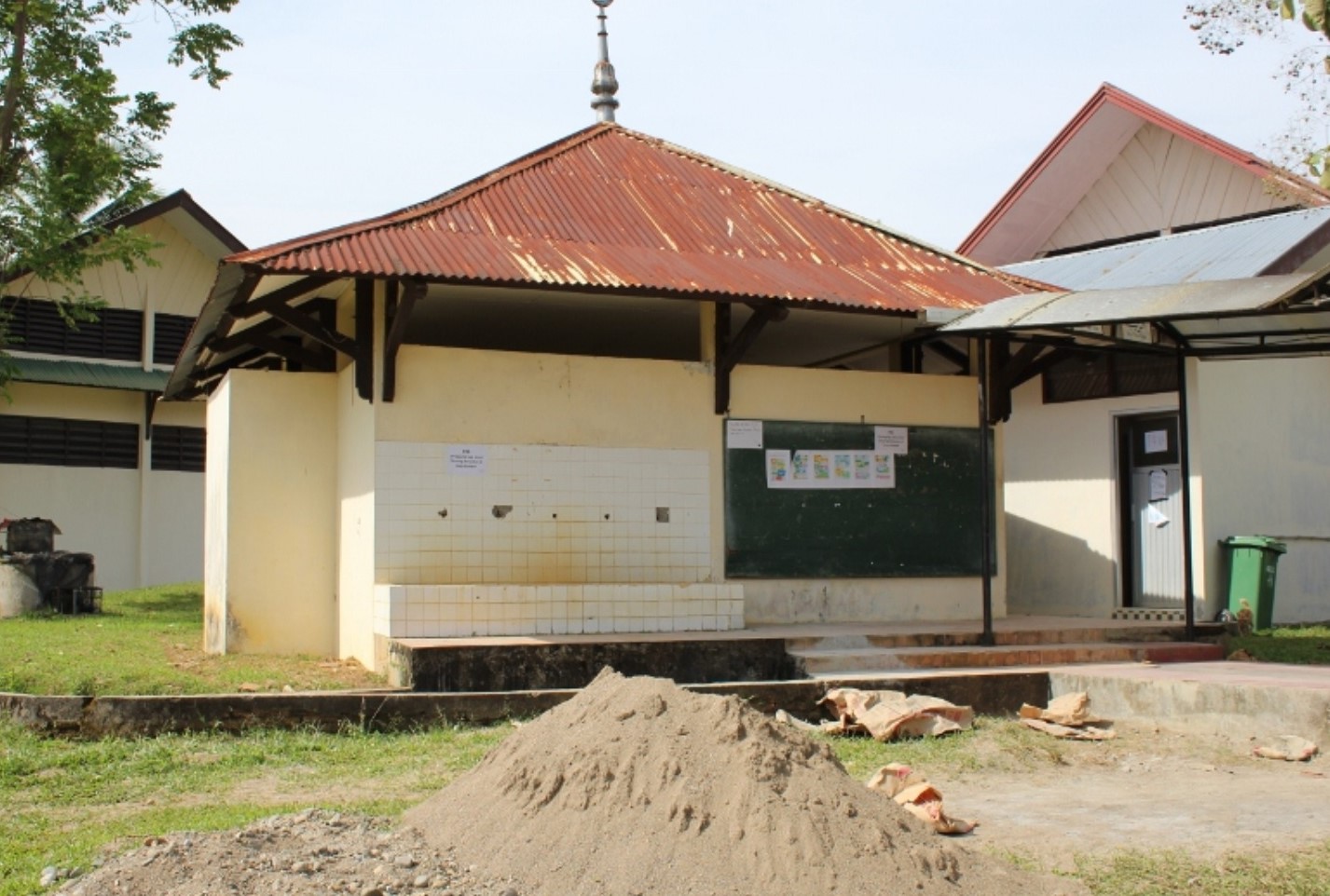 Foto depan Mushola PLB FIP Limau Manis