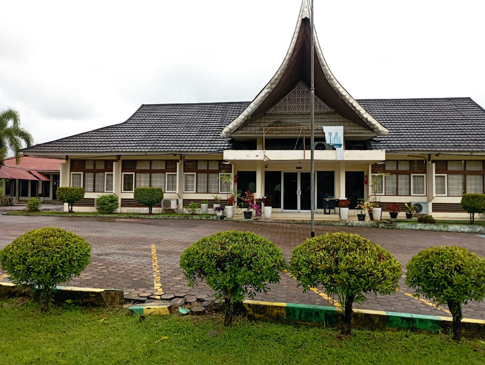 Foto depan Gedung Kantor FIP Bandar Buat