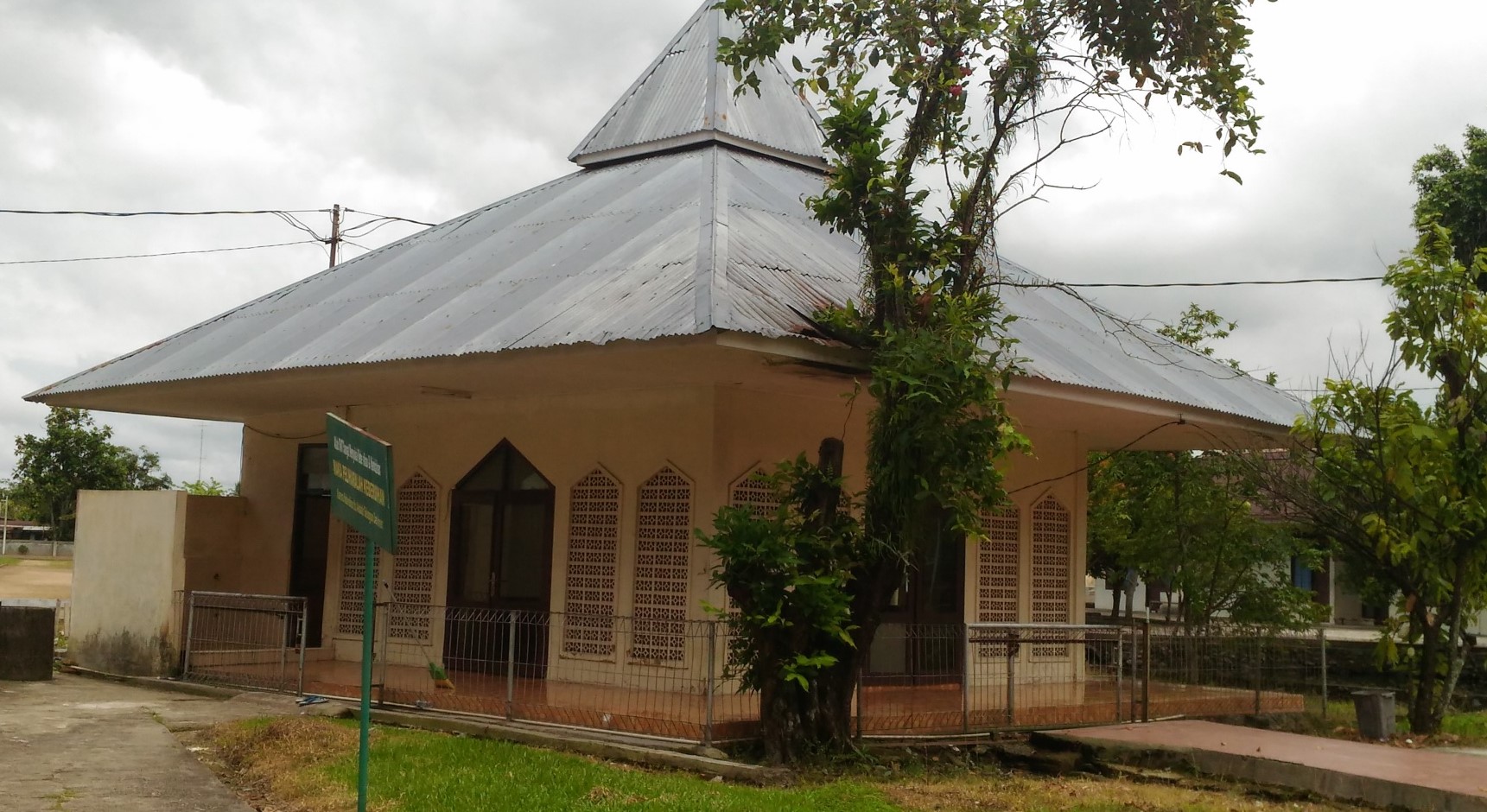 Foto depan Mushola PGSD FIP Bandar Buat