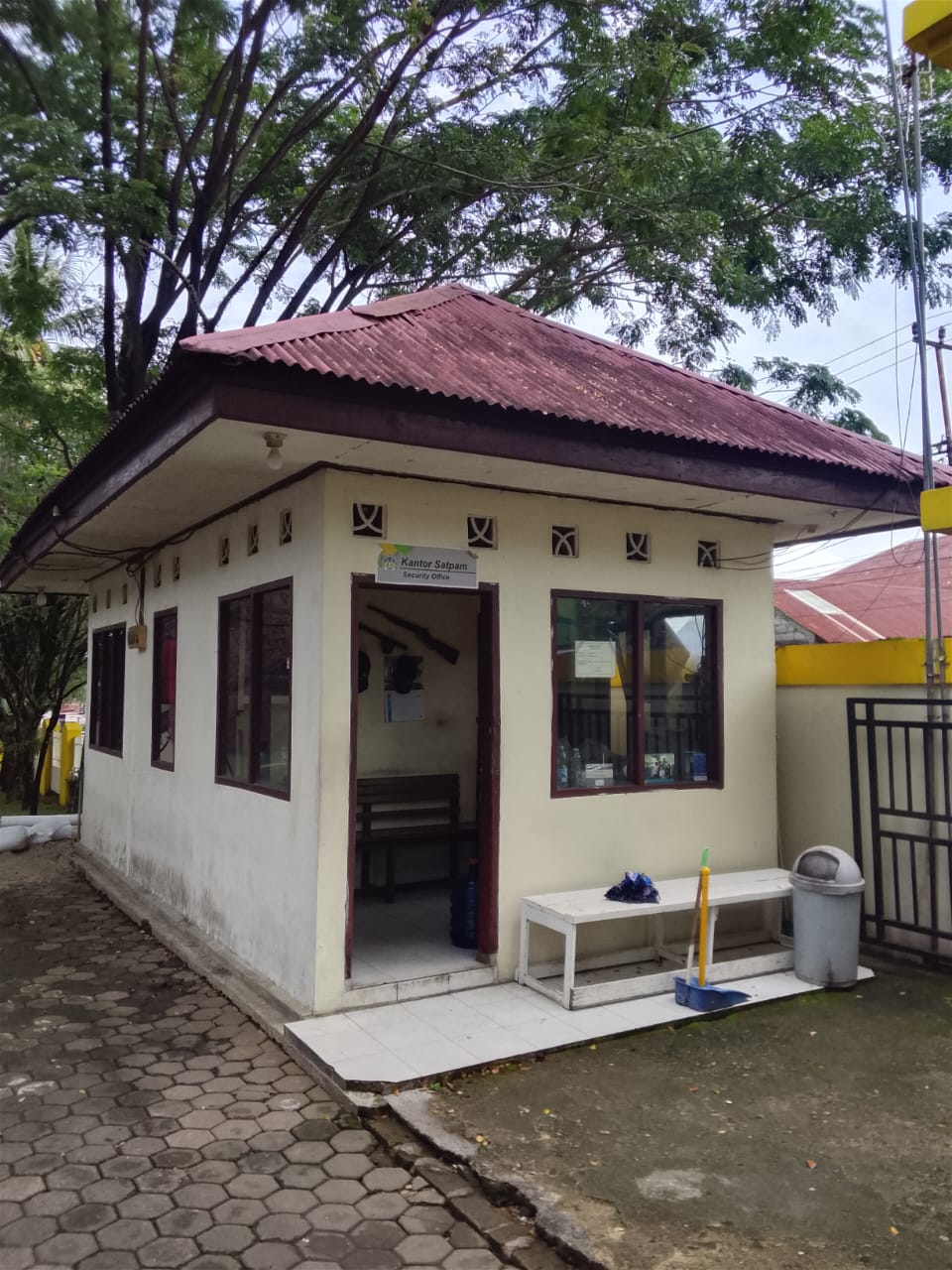 Foto depan Pos Satpam PLB FIP Limau Manis
