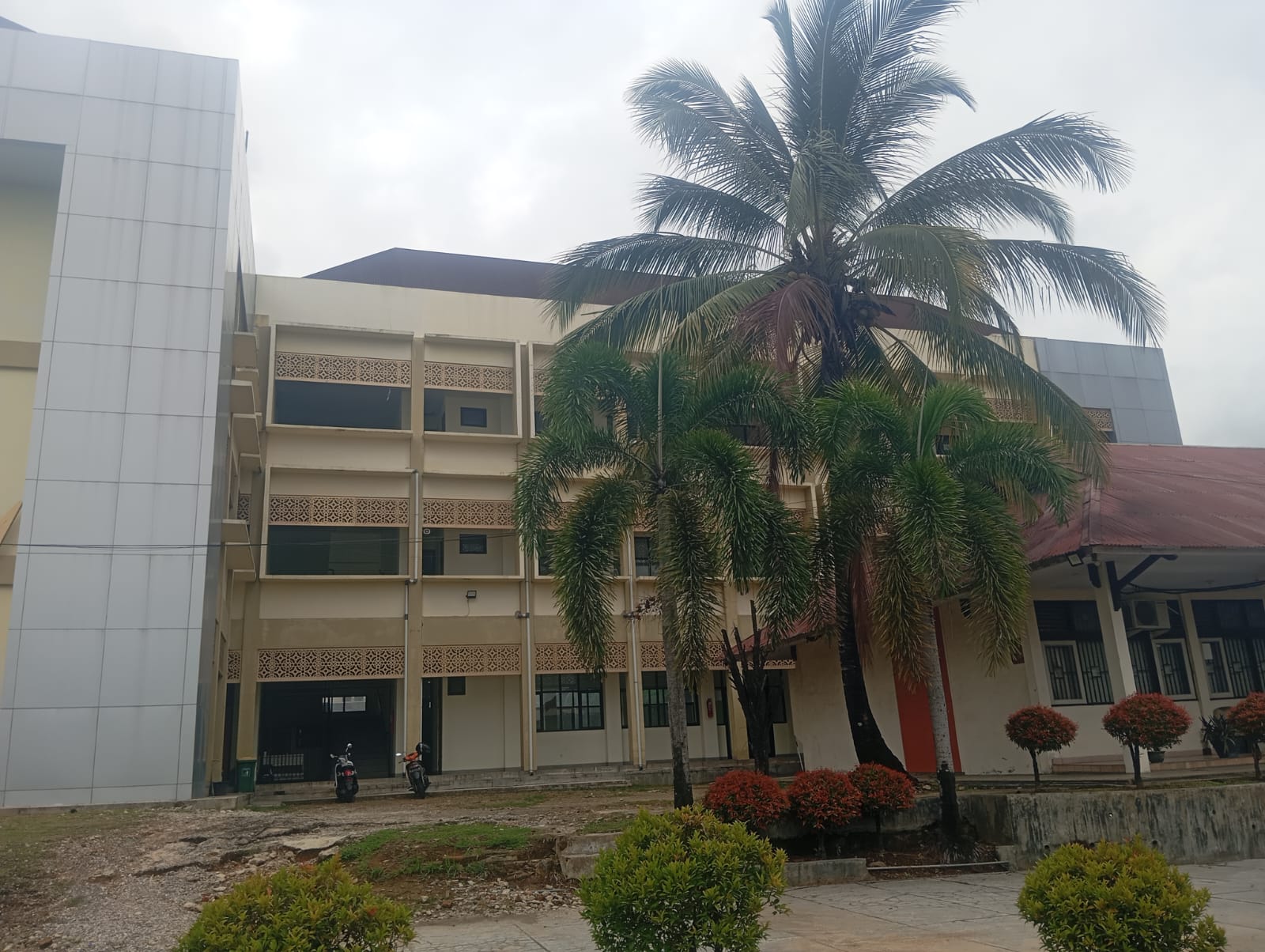 Foto depan Gedung Kuliah FIP Bandar Buat