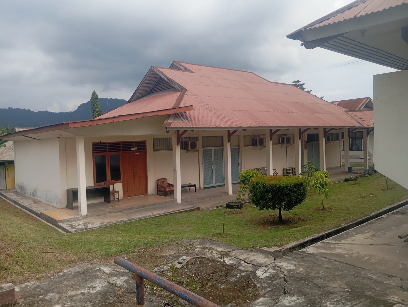 Foto depan Gedung Microteaching PGSD FIP Bandar Buat