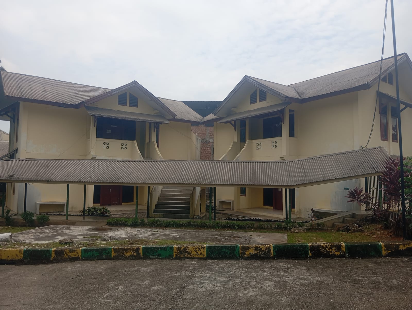 Foto depan Asrama HM Bandar Buat