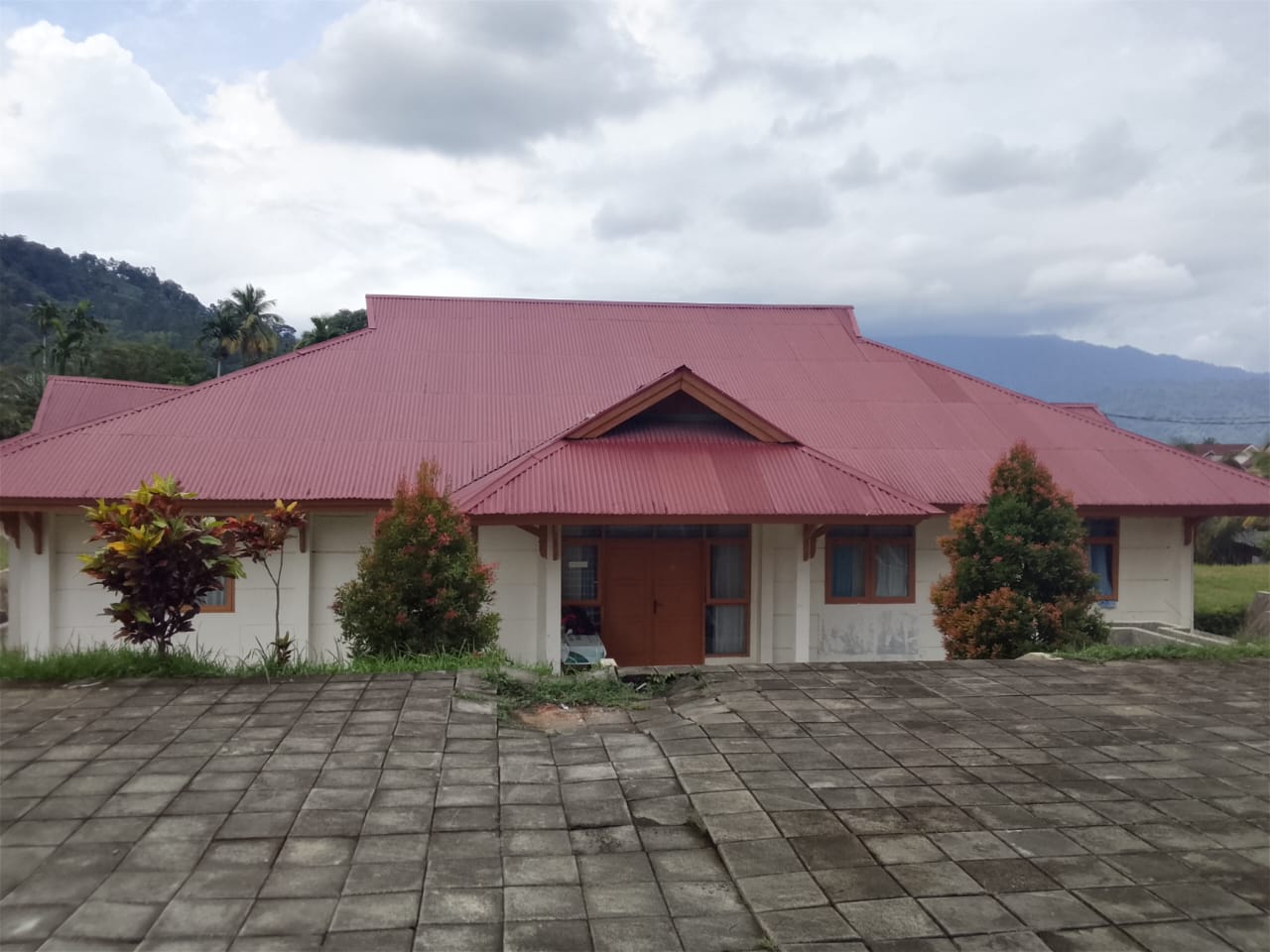 Foto depan Gedung Serbaguna Asrama Putra PLB FIP Limau Manis (JZ)