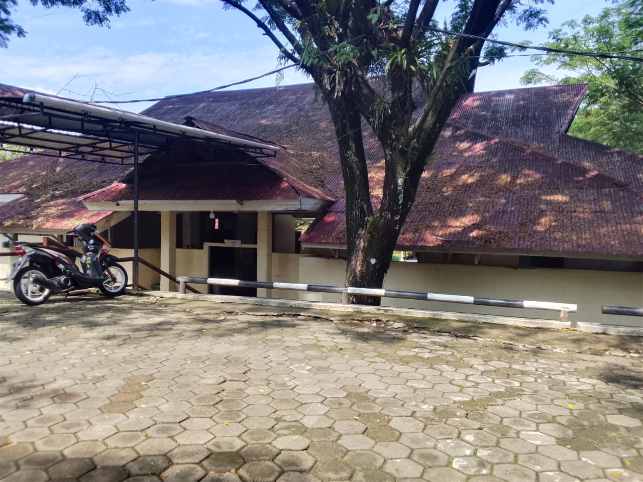 Foto depan Aula PLB FIP Limau Manis