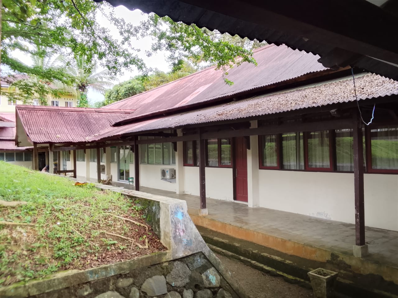 Foto depan Gedung Labor Tuna Rungu FIP Limau Manis