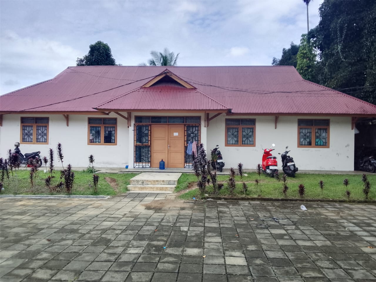 Foto depan Asrama Putra JY Limau Manis