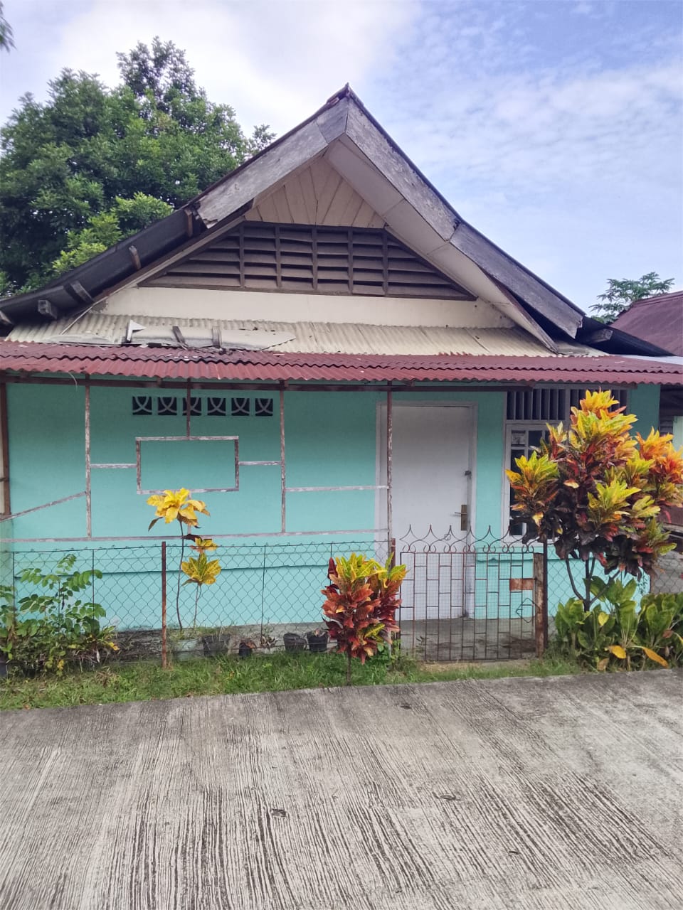Foto depan R. Dinas PLB Limau Manis (JM)