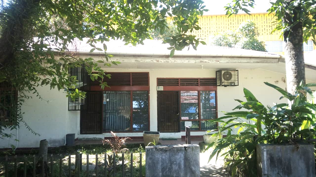 Foto depan Gedung Labolatorium Administrasi Pendidikan FIP (Ex. Rumah Dinas No.147)