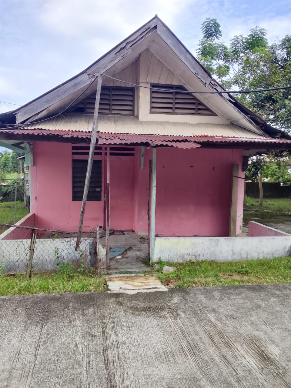 Foto depan R. Dinas PLB Limau Manis (JN)